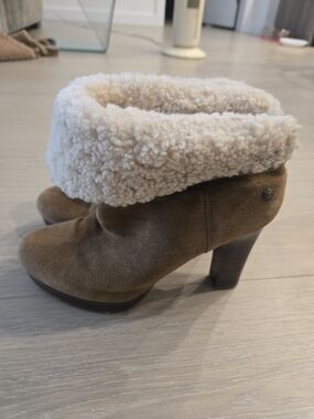 Womens UGG Dandelion Shearling-Cuff Suede Ankle Boots in Chestnut Brown